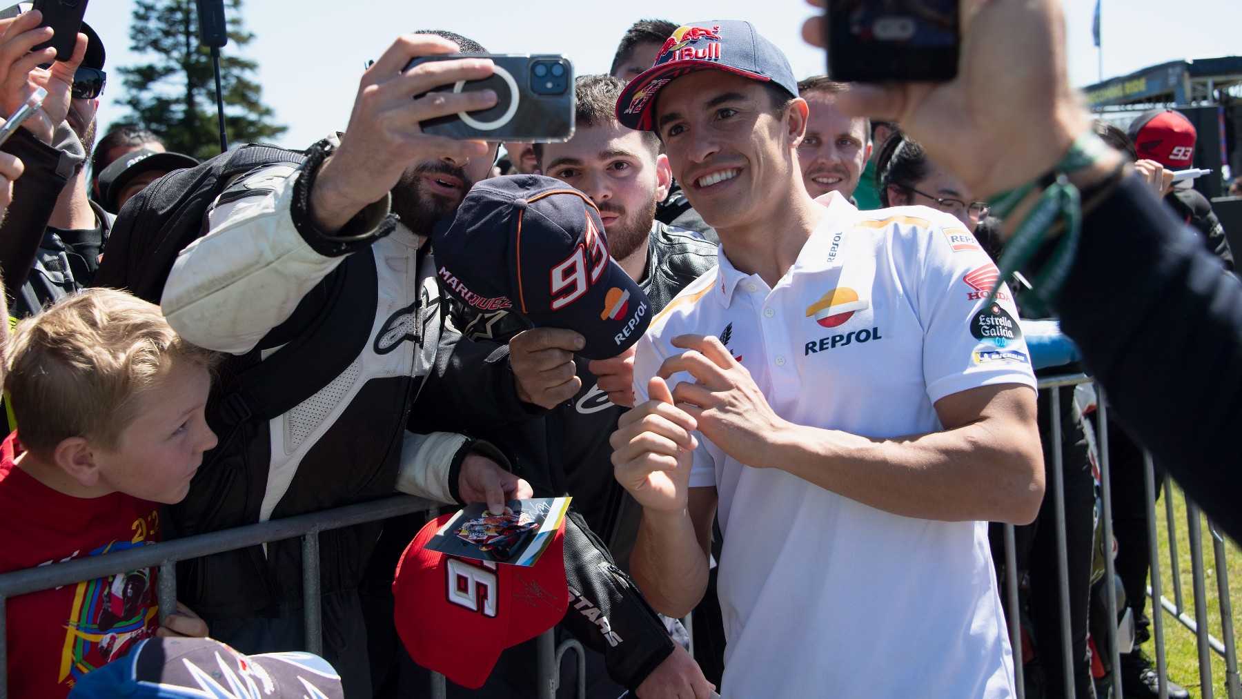 Marc Márquez se fotografía con los aficionados durante el GP de Australia de MotoGP. (Getty)