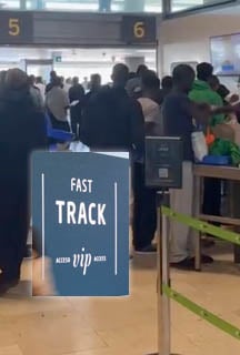 Cartel de la línea 'Fast Track vip' de Aena en la fila de control a los inmigrantes.