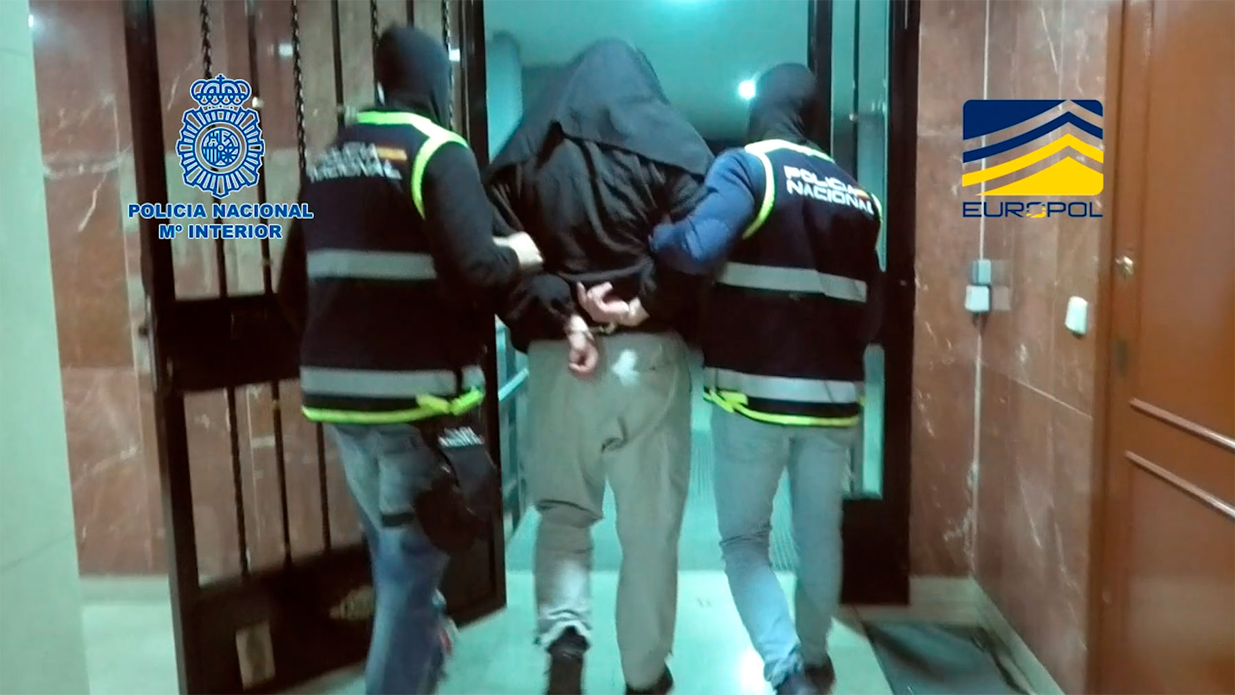 Momento de la detención de los dos yihadistas reincidentes por la Policía Nacional