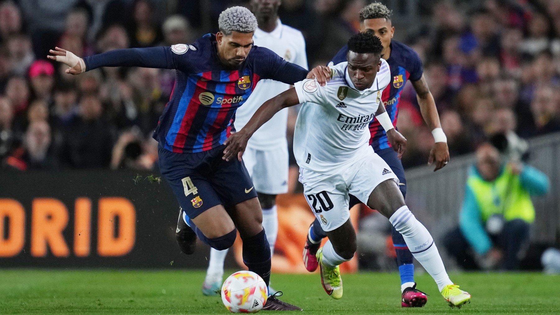 Araujo y Vinicius, en uno de los últimos Clásicos. (Getty)