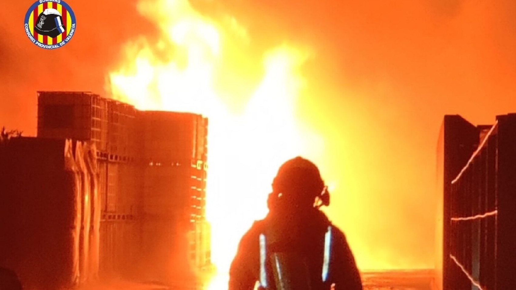 Un bombero ante las llamas del incendio de Potries, en Valencia.