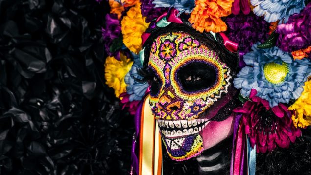 Cómo se vive el Día de los Muertos en otras culturas: las tradiciones más locas