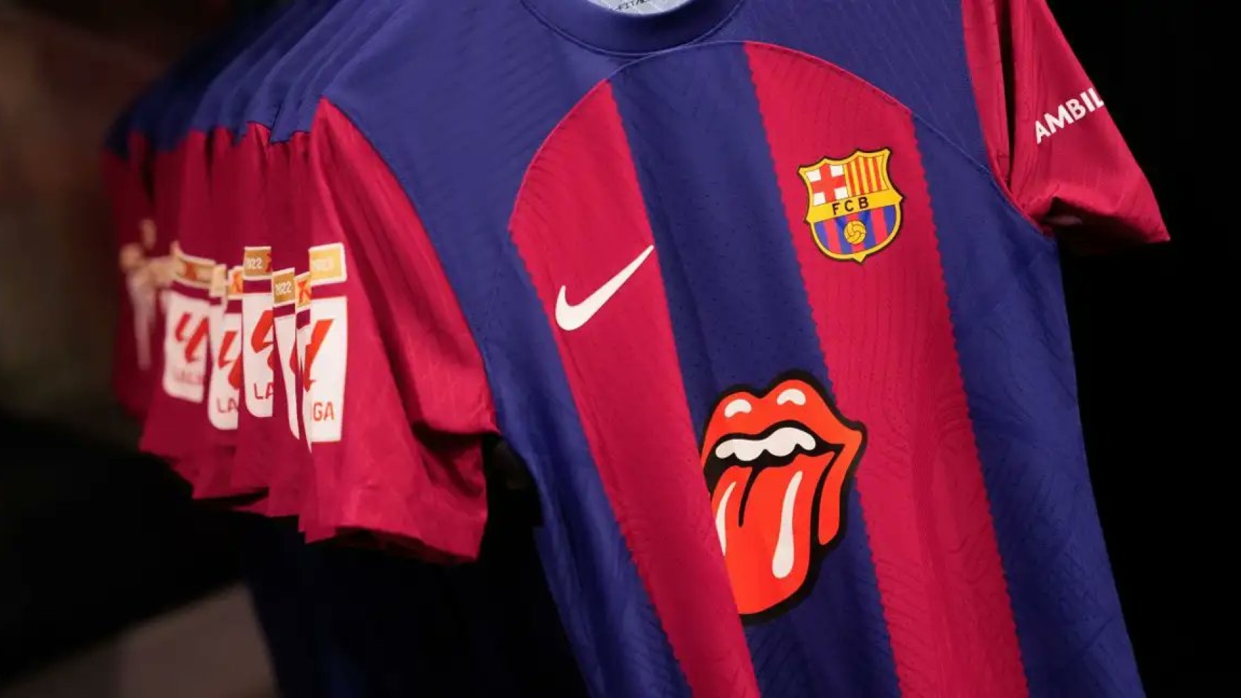 La camiseta del Barcelona con el logo de los Rolling Stones.