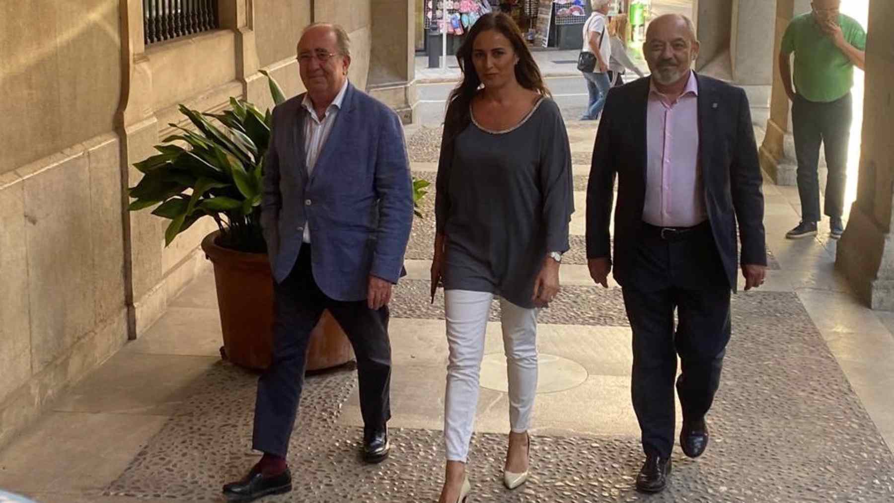 La portavoz de Vox en el Parlament, Idoia Ribas, entrando a la reunión acompañada de los diputados Agustín Buades y Sergio Rodríguez.