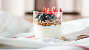 Adiós a cenar sólo un yogurt: los científicos te explican por qué no es bueno