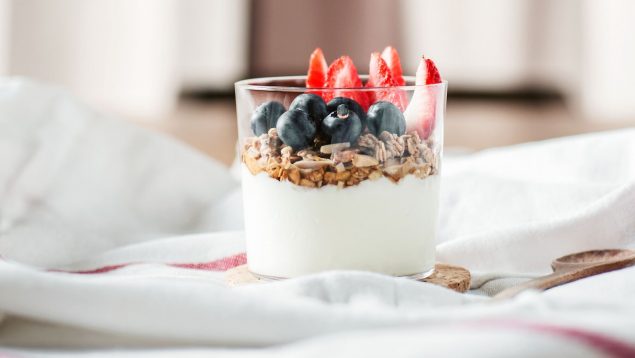 Adiós a cenar sólo un yogurt: los científicos te explican por qué no es bueno