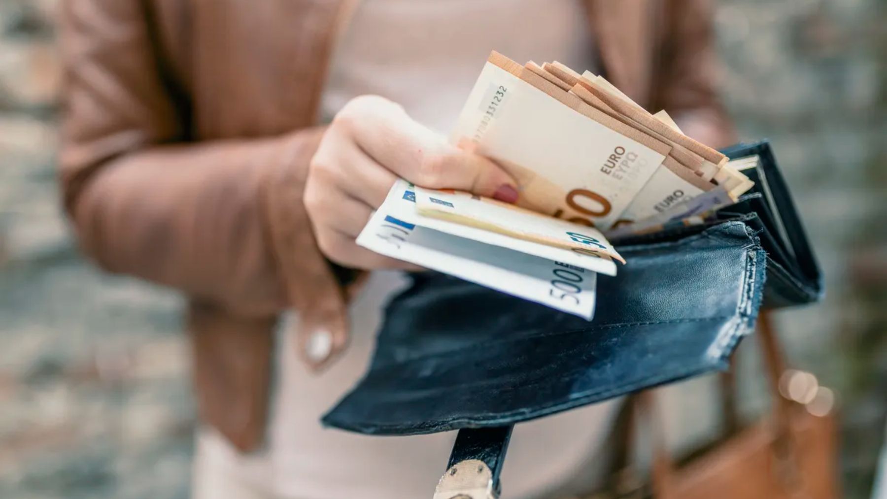 Un experto explica los peligros de no llevar dinero en efectivo
