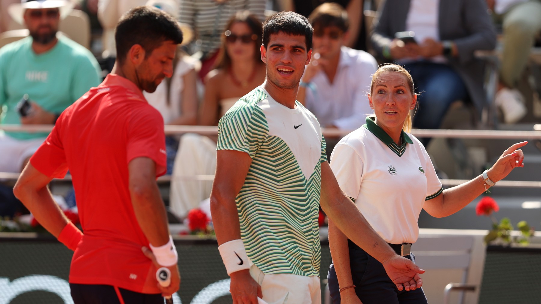 Carlos Alcaraz y Novak Djokovic, en Roland Garros. (Getty)
