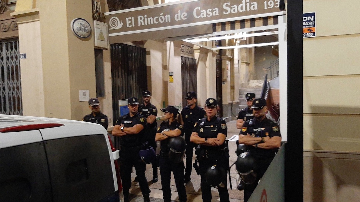 Policías custodian una instalación judía en Melilla.