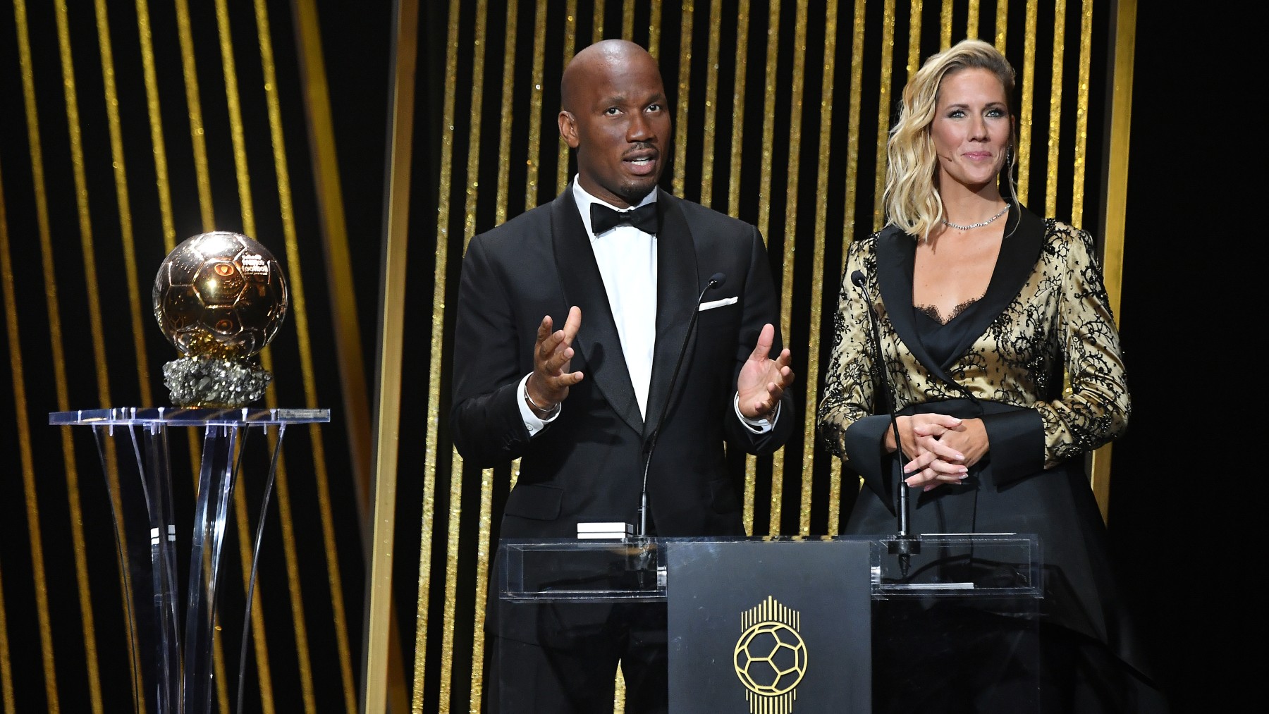 Didier Drogba y Sandy Heribert, presentadores de la gala del Balón de Oro. (Getty)