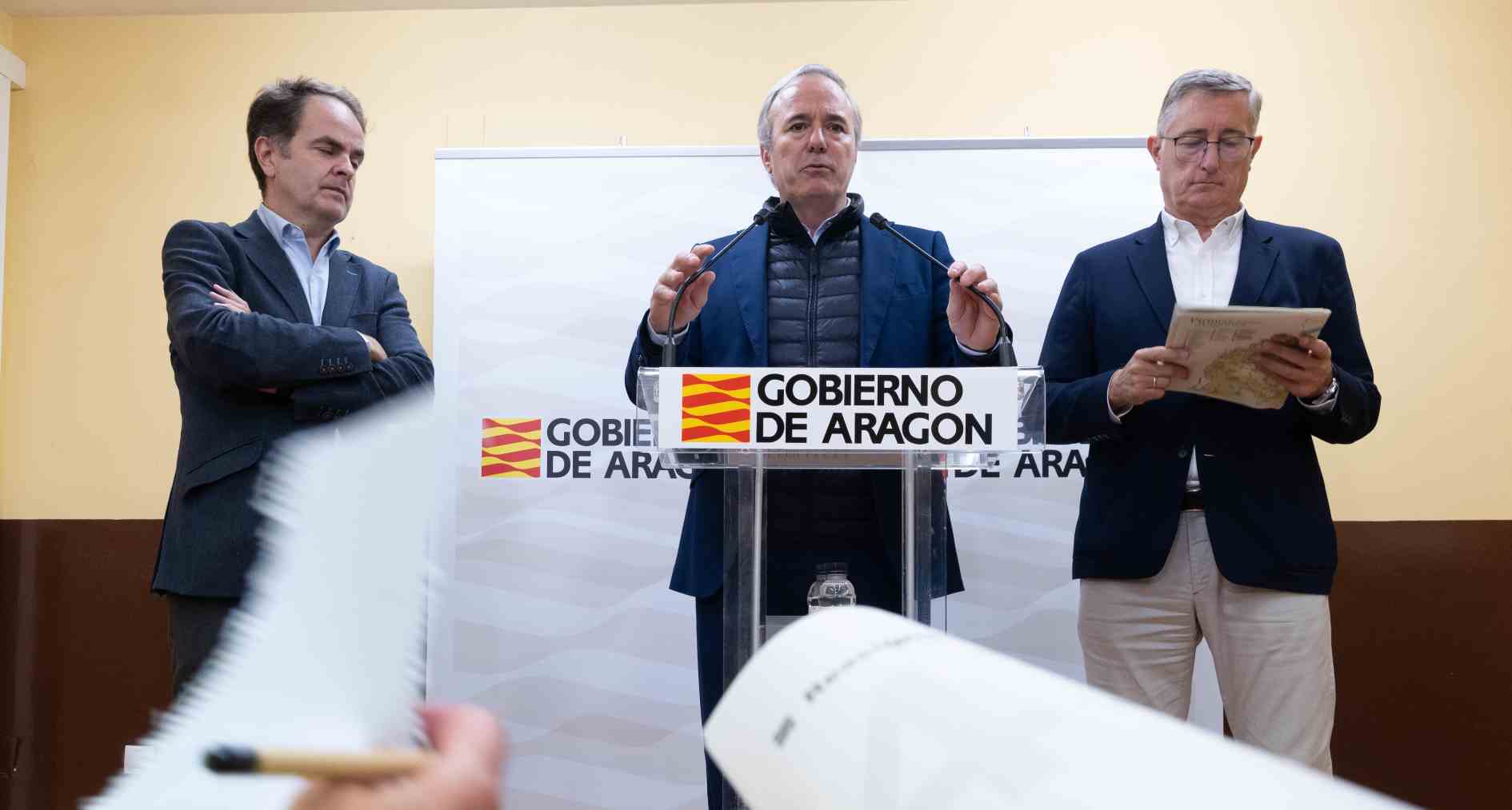 El presidente de Jorge Azcón, junto con el Consejero de Hacienda, Roberto Bermúdez Castro, y el consejero de Turismo, Manuel Blasco.