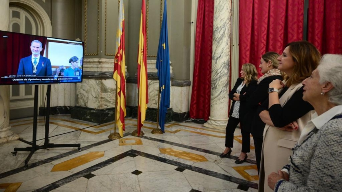 María José Catalá, este martes, en el salón de Cristal del Ayuntamiento de Valencia presenciando el acto de la jura de la Princesa Leonor.