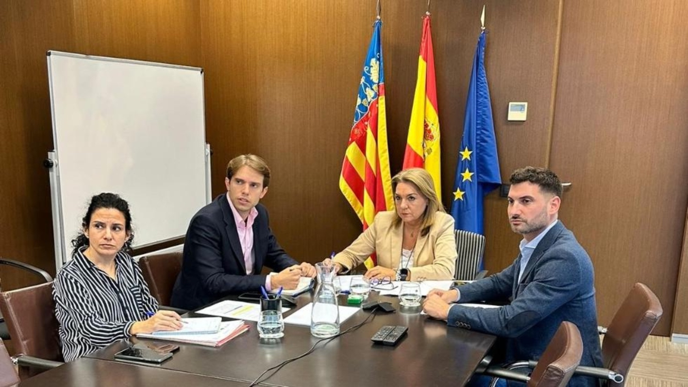 La vicepresidenta primera del Gobierno valenciano Susana Camarero, con su equipo, durante la reunión telemática con el ministro Escrivá, este martes.