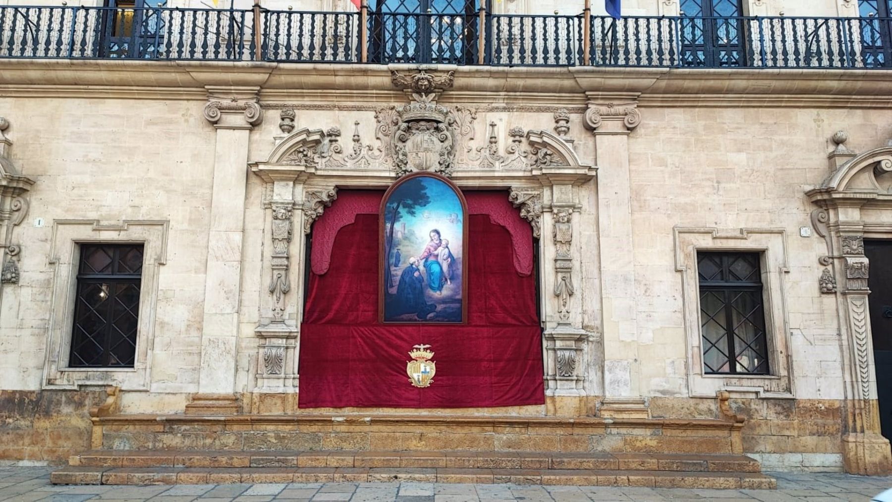 Imagen de San Alonso Rodríguez en la fachada del Ayuntamiento de Palma.