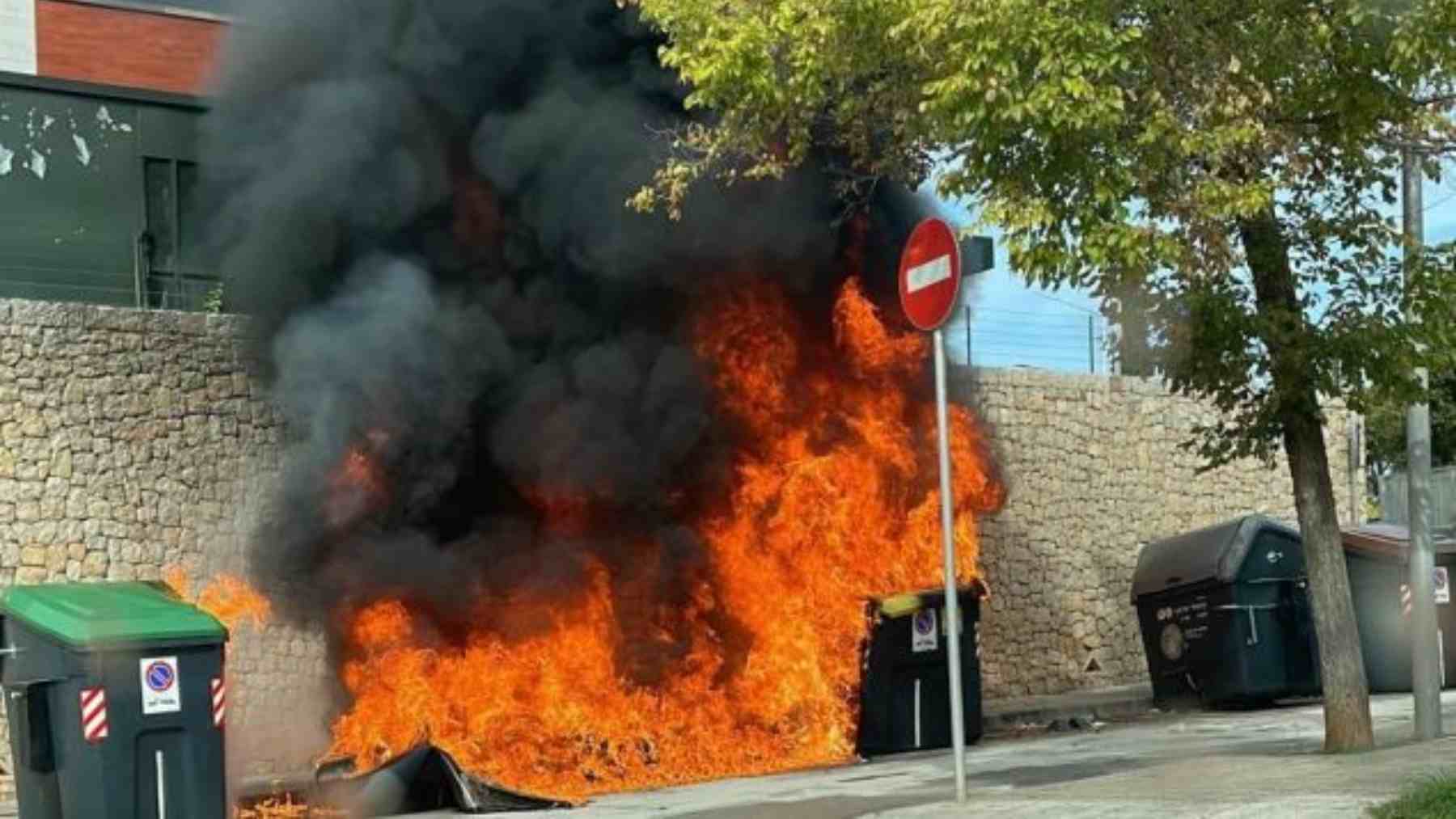 Imagen del incendio de contenedores en Son Rapinya Palma.