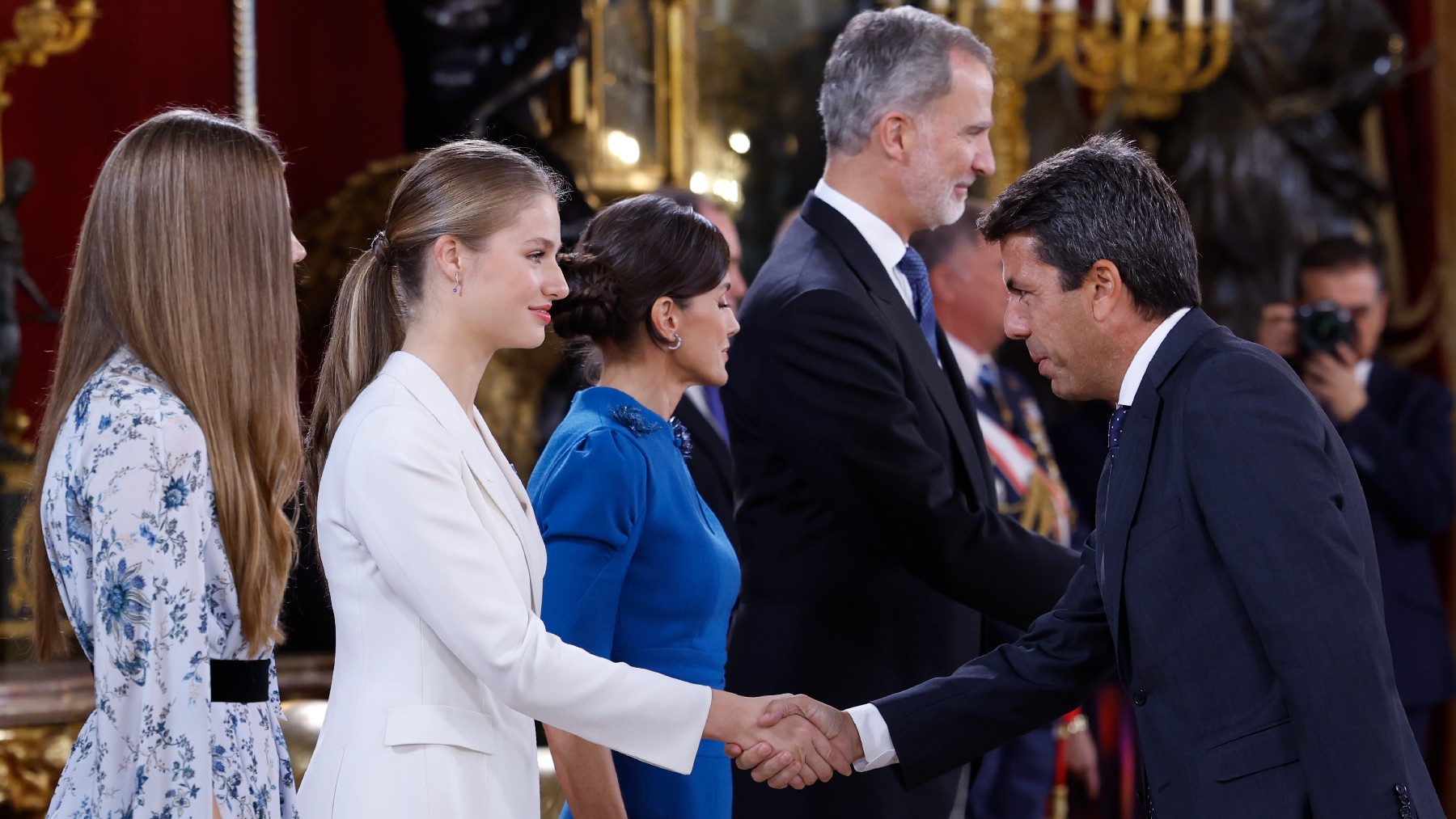 El presidente de la Generalitat Valenciana Carlos Mazón durante su saludo a la Princesa Leonor, este martes.
