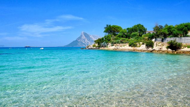 Tiene aguas cristalinas y es el destino más barato para unas vacaciones en 2024