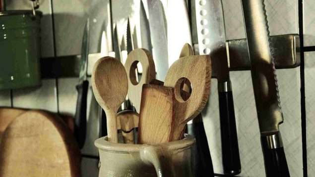 La razón por la que no debes tener herramientas de madera en la cocina
