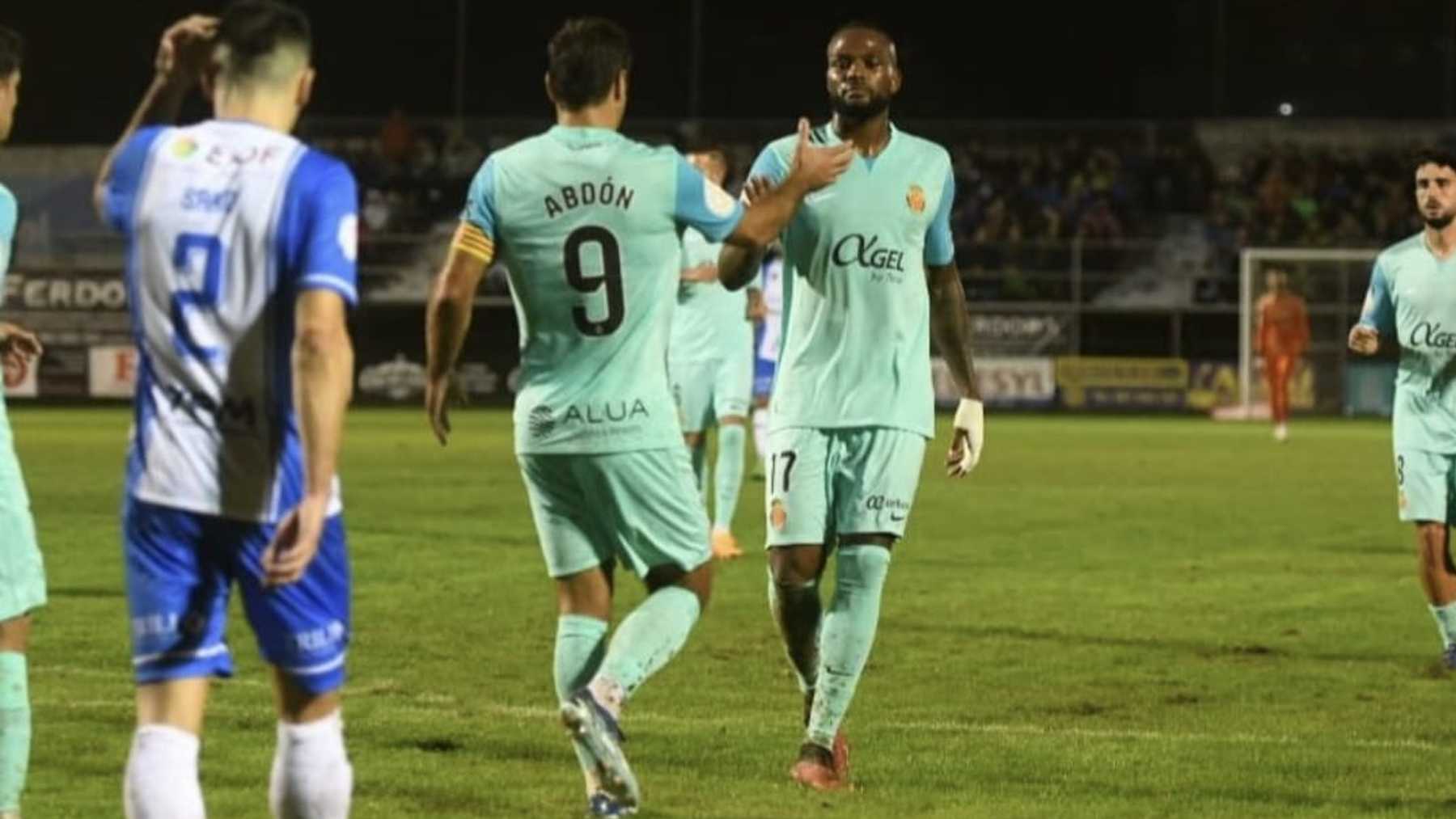 Abdón y Larin se felicitan tras el 0-1.