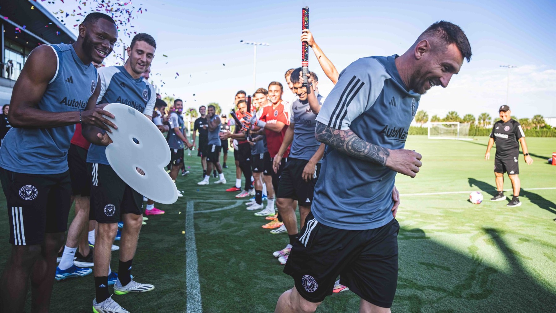 Leo Messi recibe la felicitación de los jugadores del Inter Miami  por su octavo Balón de Oro. (Inter Miami)