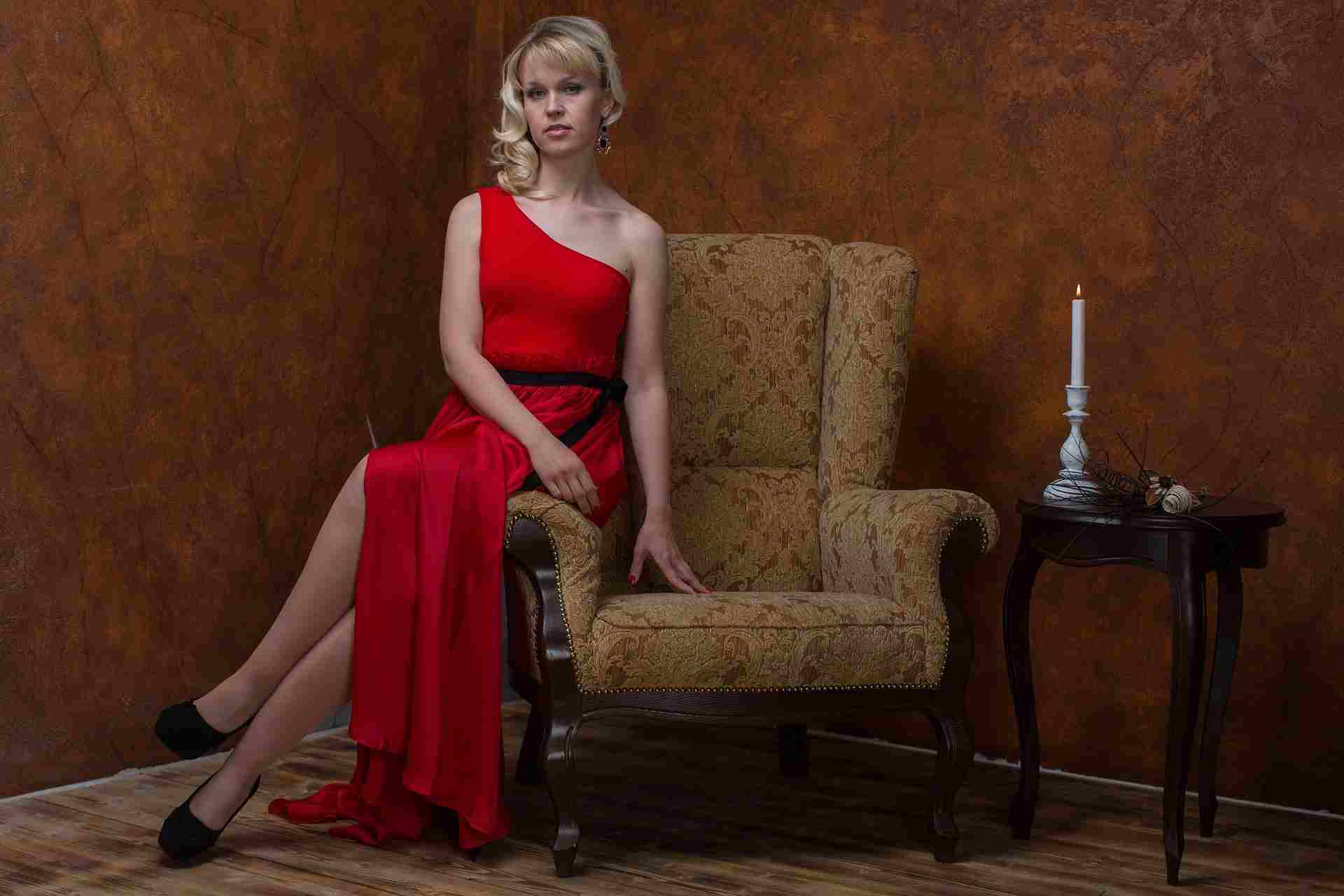 vestido rojo stock