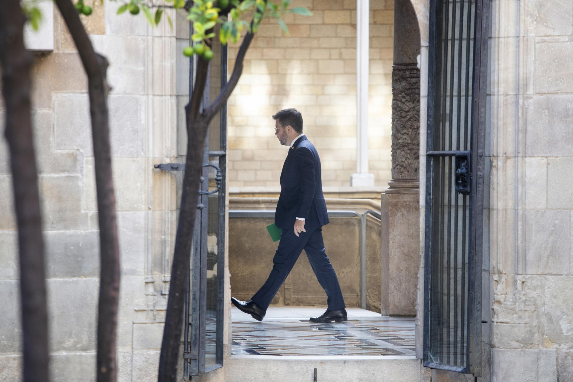 Pere Aragonès caminando por el Palau de la Generalitat. Foto: EFE