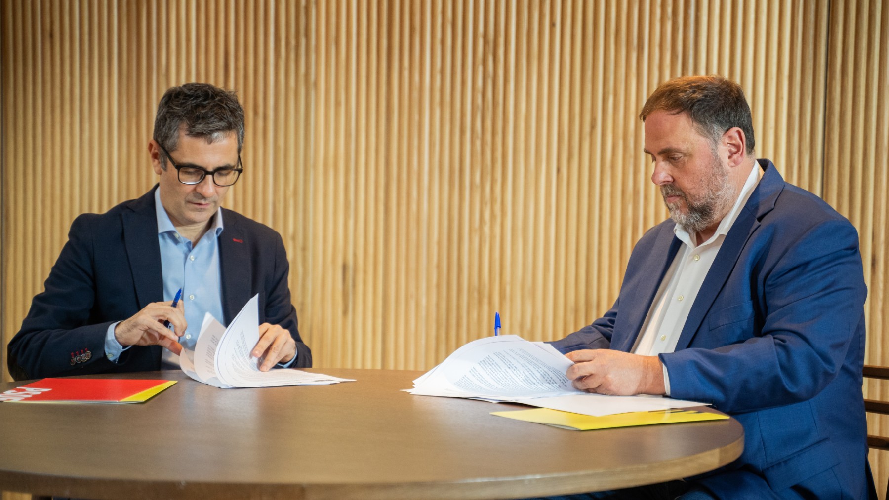 Félix Bolaños y el presidente de ERC Oriol Junqueras firmando el acuerdo en Barcelona.