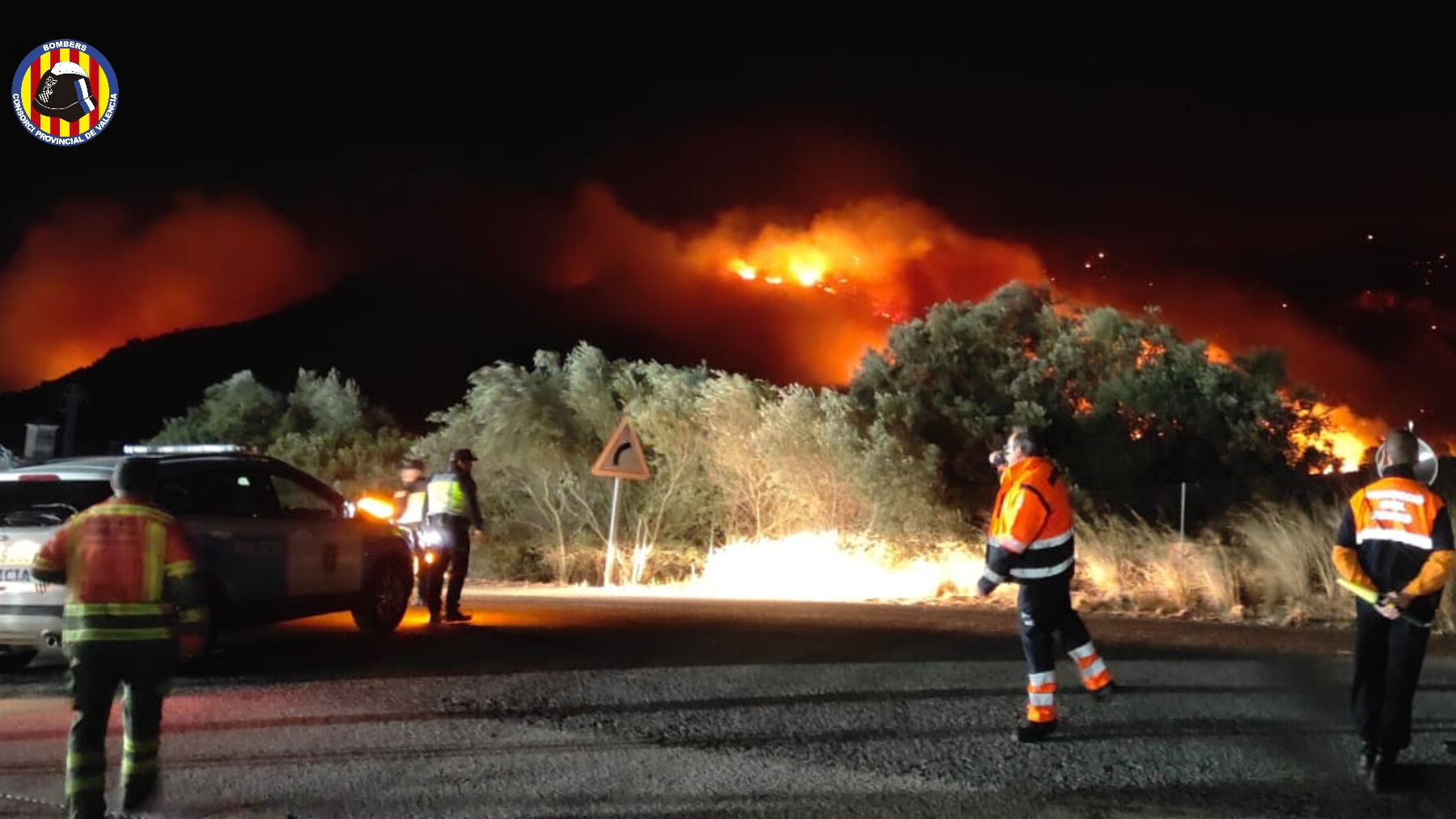 Bomberos del Consorcio de Valencia en el incendio, la noche de este jueves.
