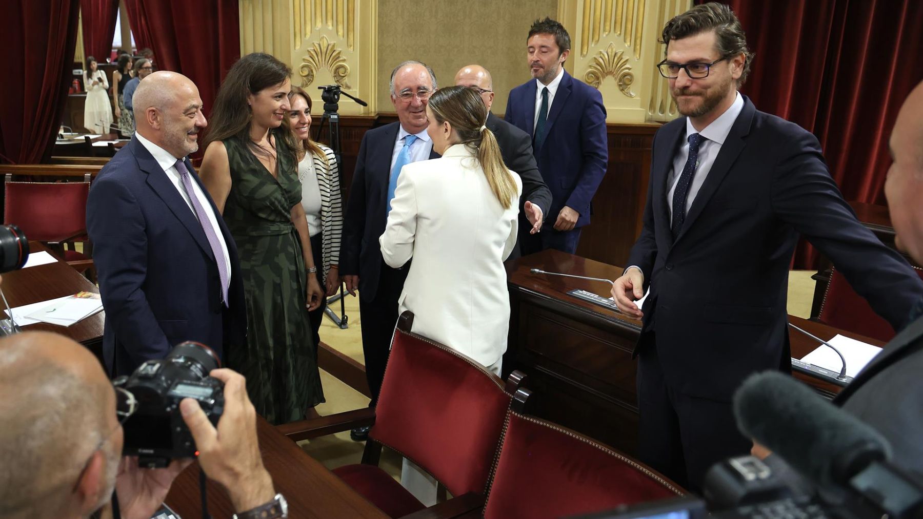Marga Prohens con dirigente del PP y Vox en el Parlament balear. (Europa Press)