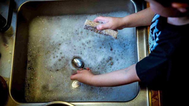 Estos son los errores que cometes al lavar los platos a mano