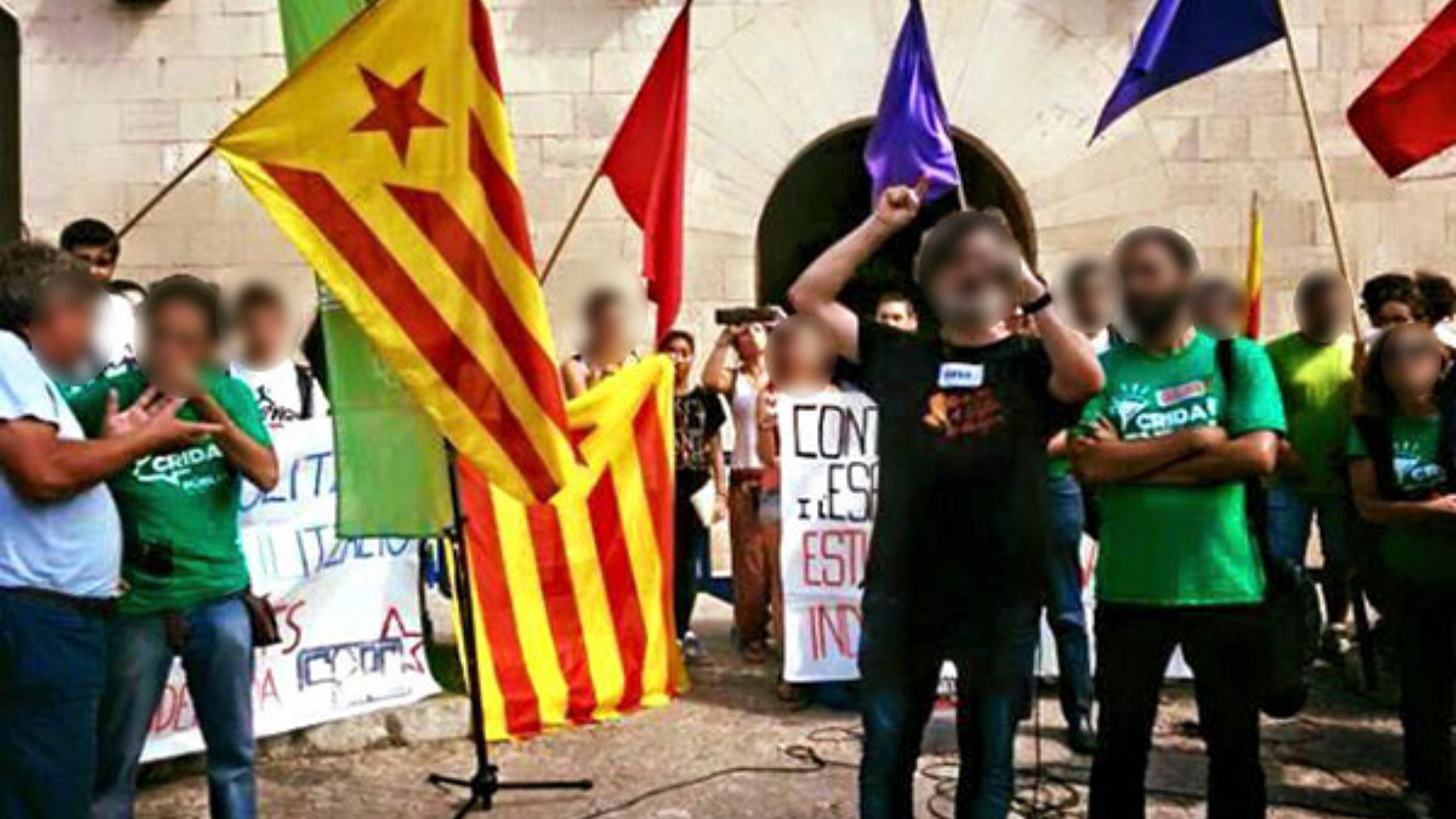 Concentración de colectivos independentistas frente al Consolat de Mar en Palma.