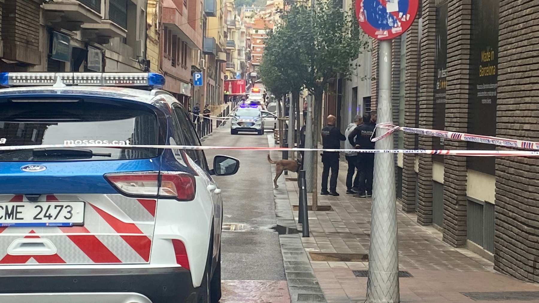 Los Mossos inspeccionan con perros la sede de Vox en Barcelona en busca de explosivos.
