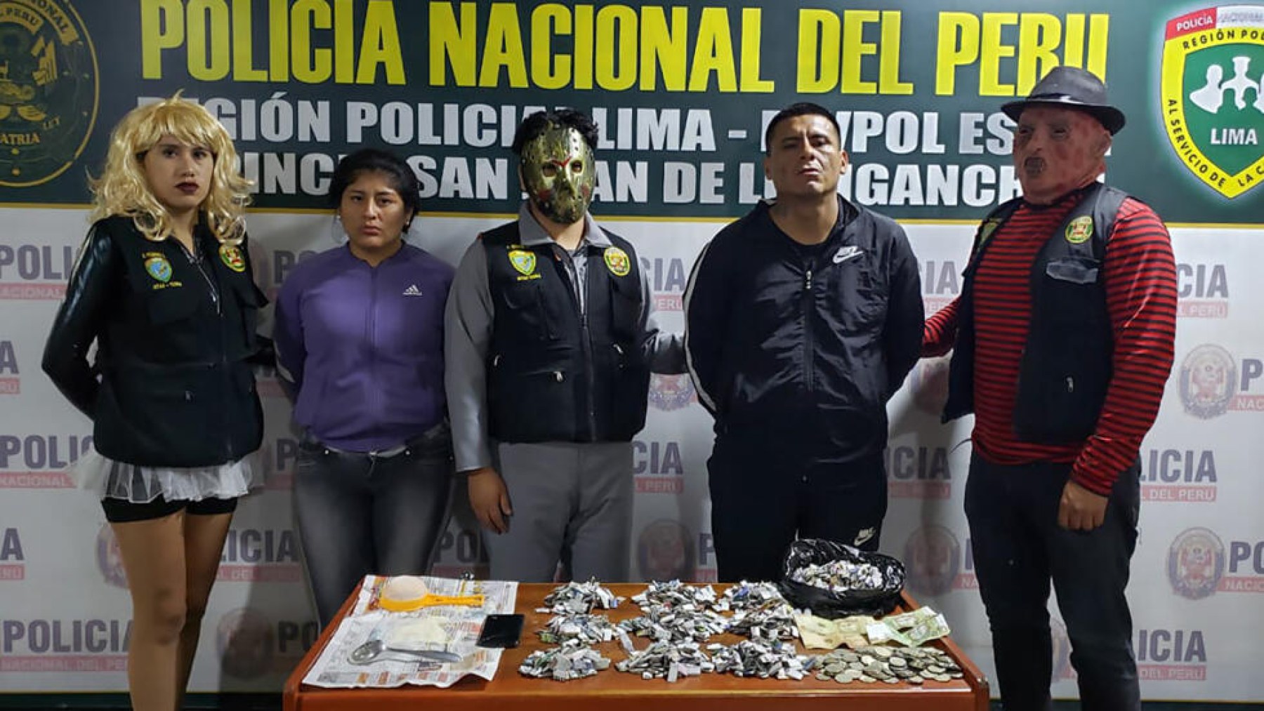 Agentes peruanos disfrazados junto a los traficantes