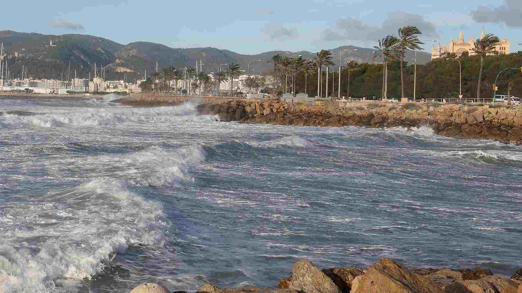 Fuerte oleaje causado por el viento en Mallorca. ISAAC BUJ-EUROPA PRESS