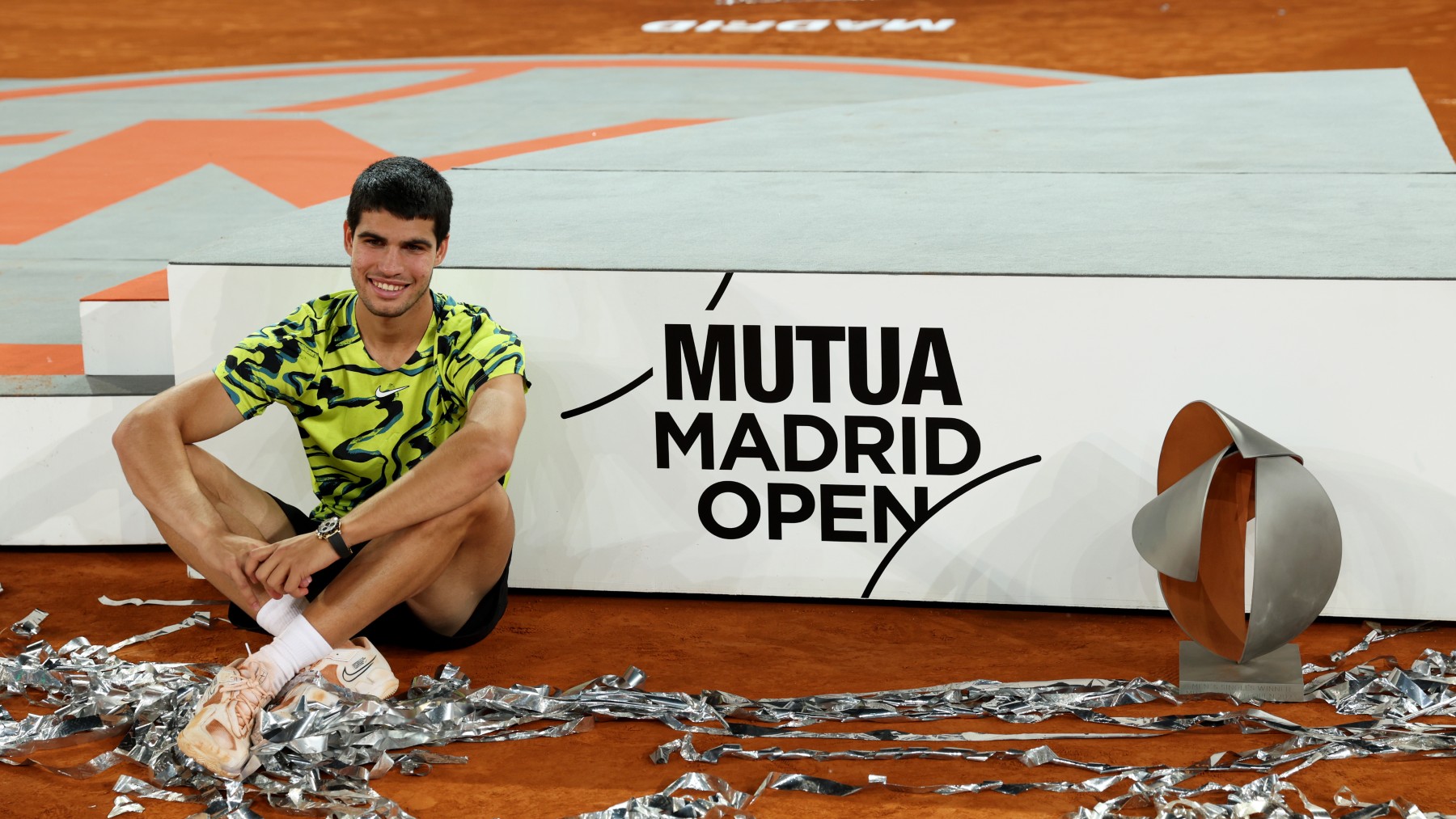 Carlos Alcaraz, con su trofeo de campeón del Mutua Madrid Open. (Getty)