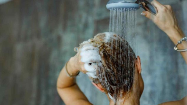 El truco para que tengas la mampara de la ducha siempre limpia