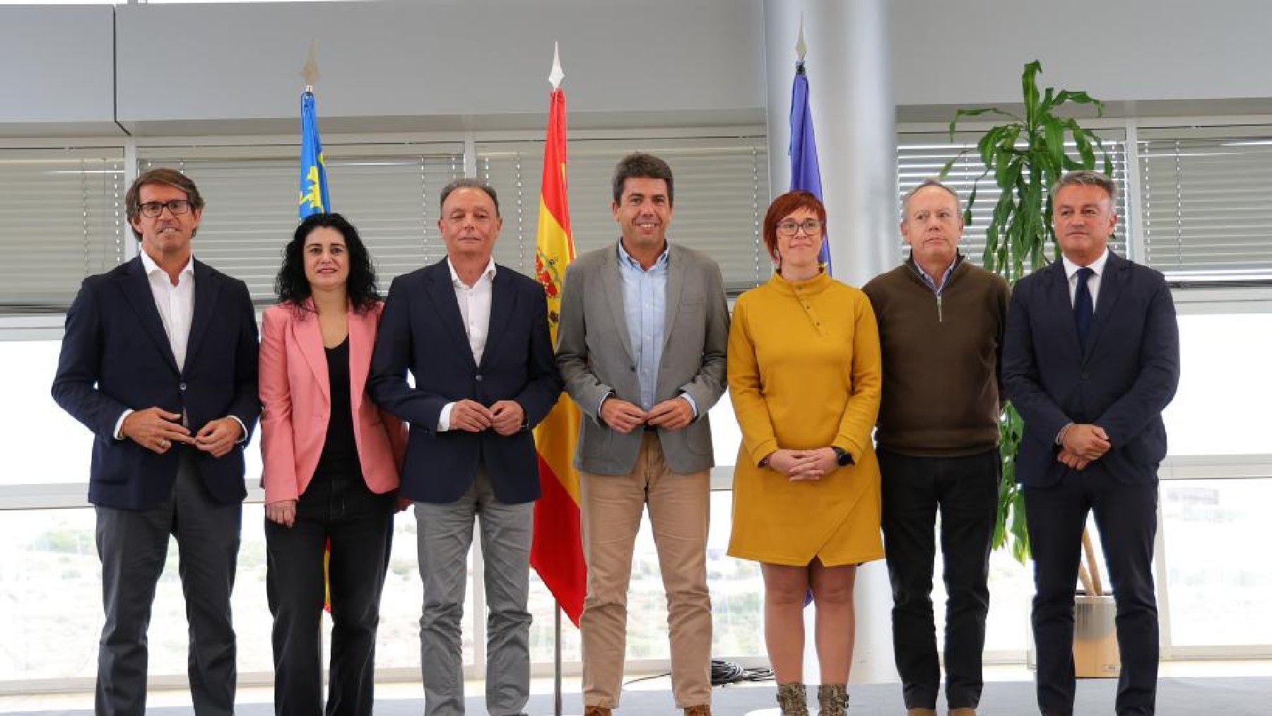 Carlos Mazón con representantes de PP, Compromís, PSOE, UGT, CCOO y la CEV, este viernes, en Alicante.