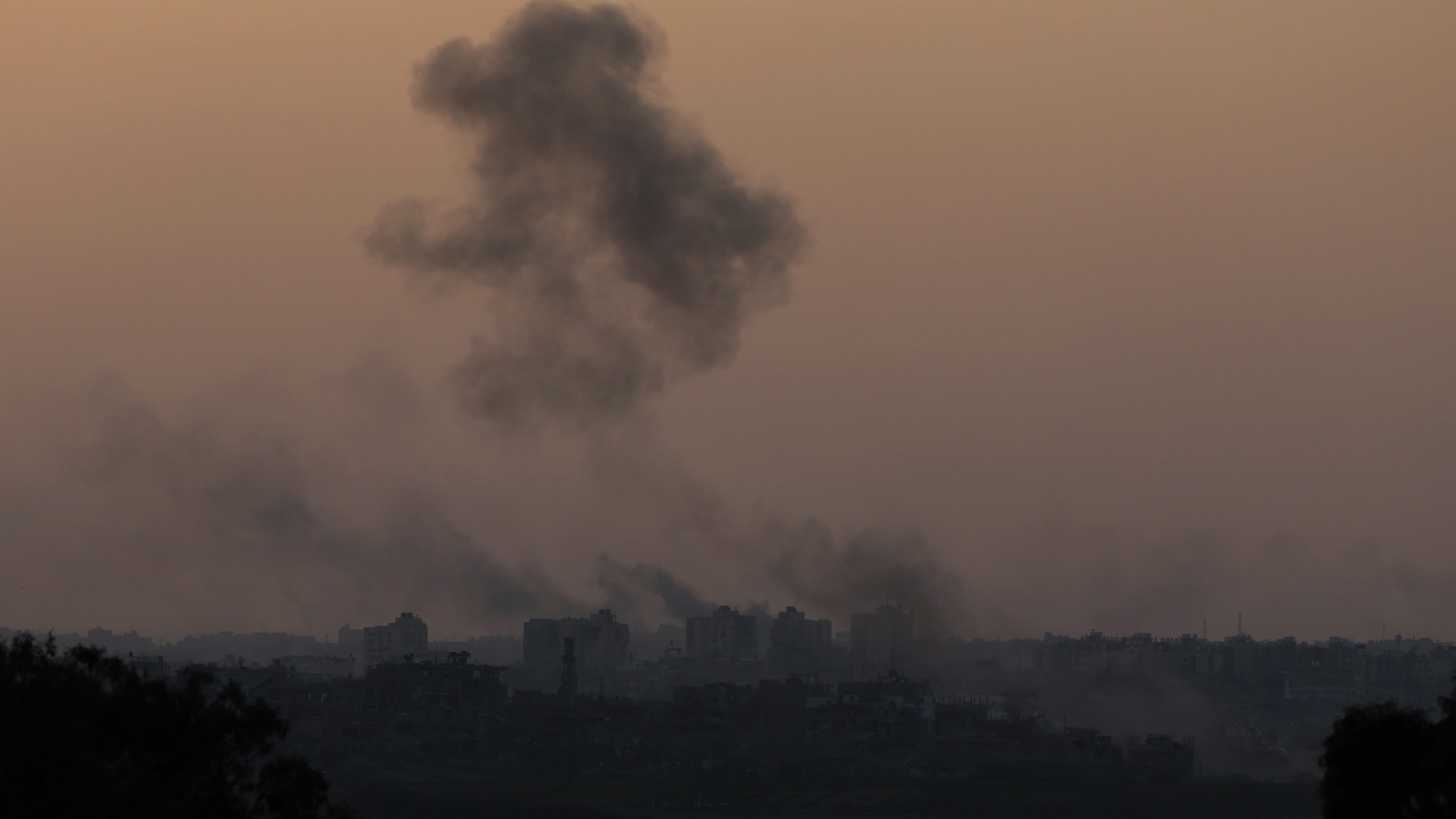 Columna de humo durante enfrentamientos entre el Ejército israelí y los terroristas de Hamás. (EFE)