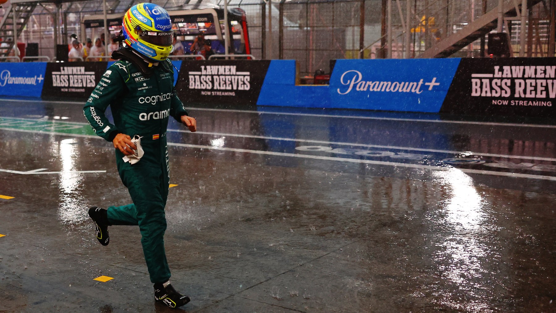 Fernando Alonso corre el asfalto mojado de Interlagos. (Getty)