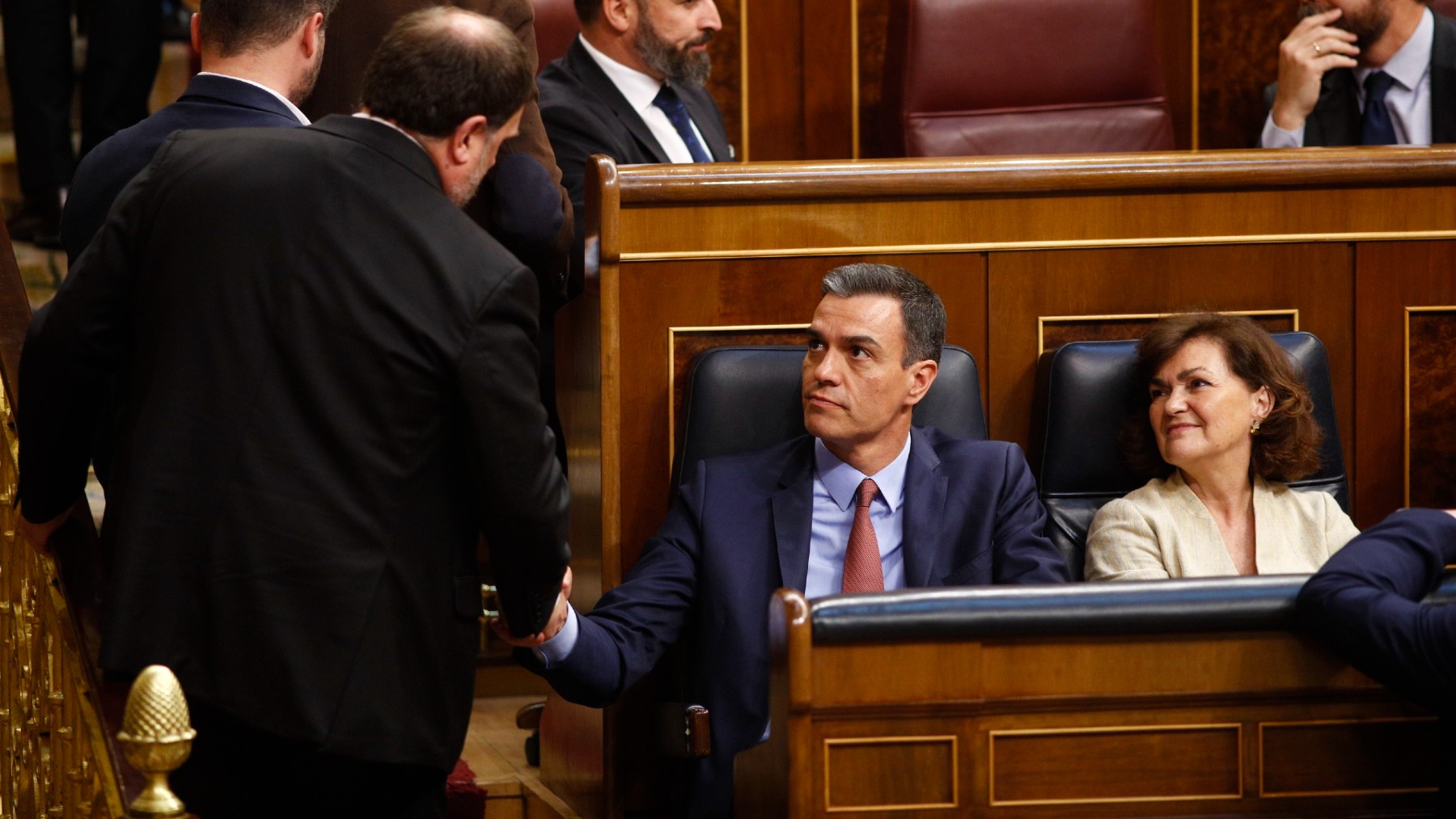 Oriol Junqueras saluda a Pedro Sánchez en el Congreso. (Foto: EP)