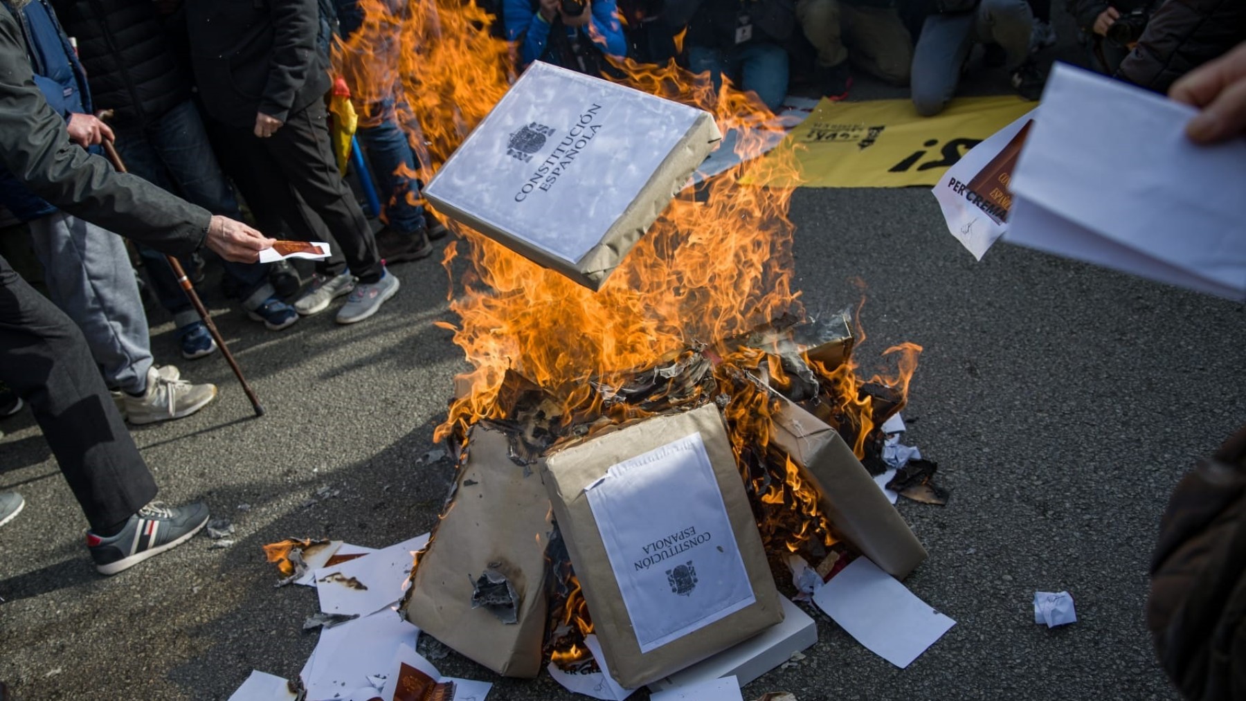 Los CDR queman un ejemplar de la Constitución