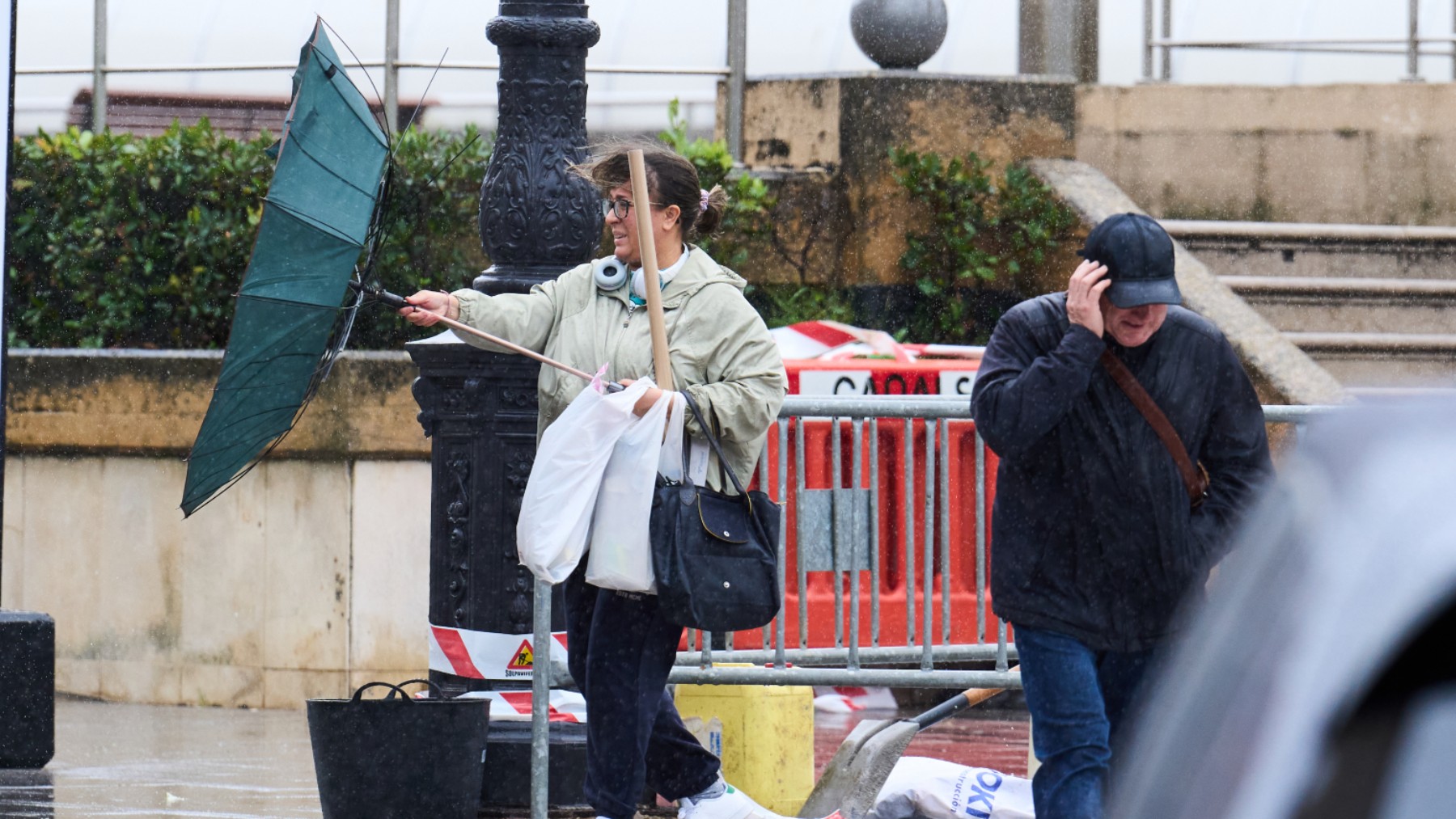 Una mujer con el paraguas doblado por el tiempo (Foto: Ep)
