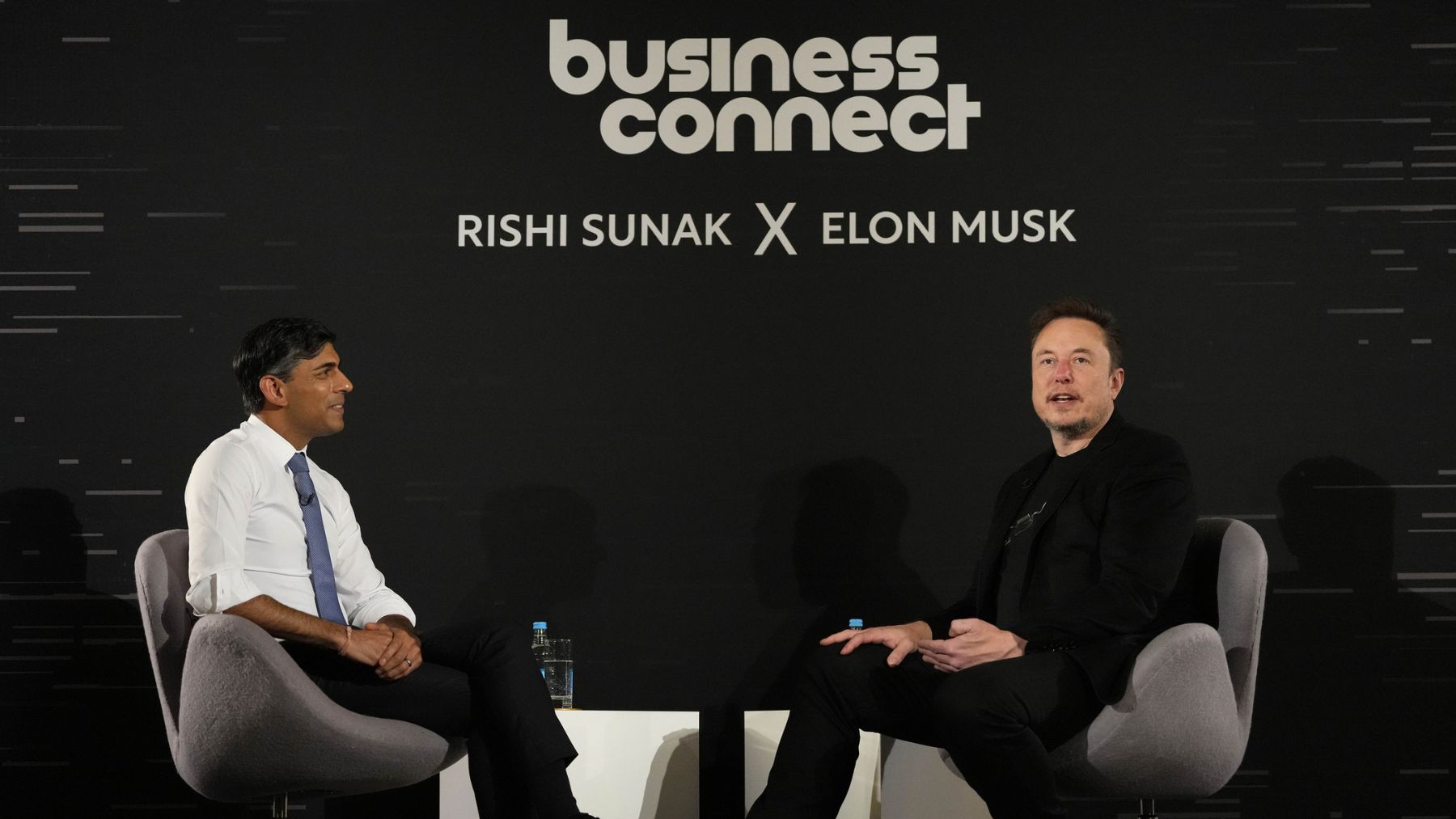 Elon Musk con el primer ministro de Reino Unido, Rishi Sunak