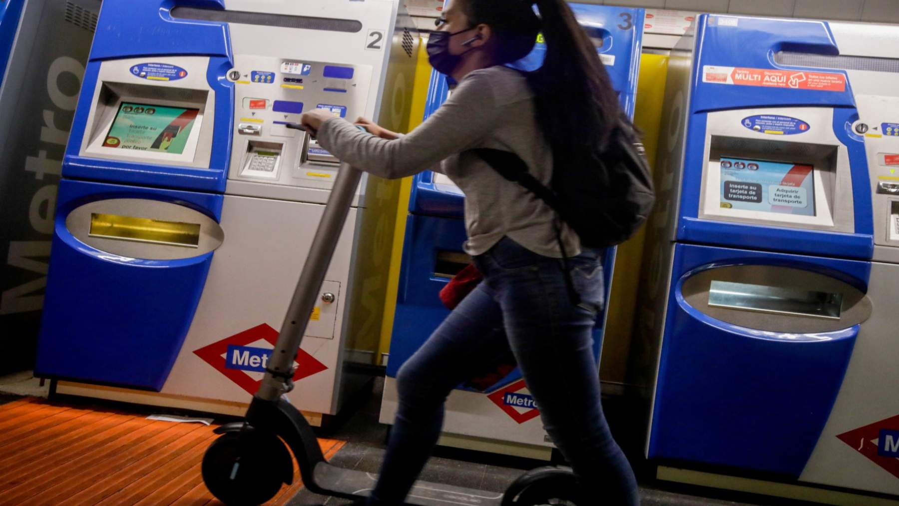 Una usuario del Metro de Madrid con un patinete.