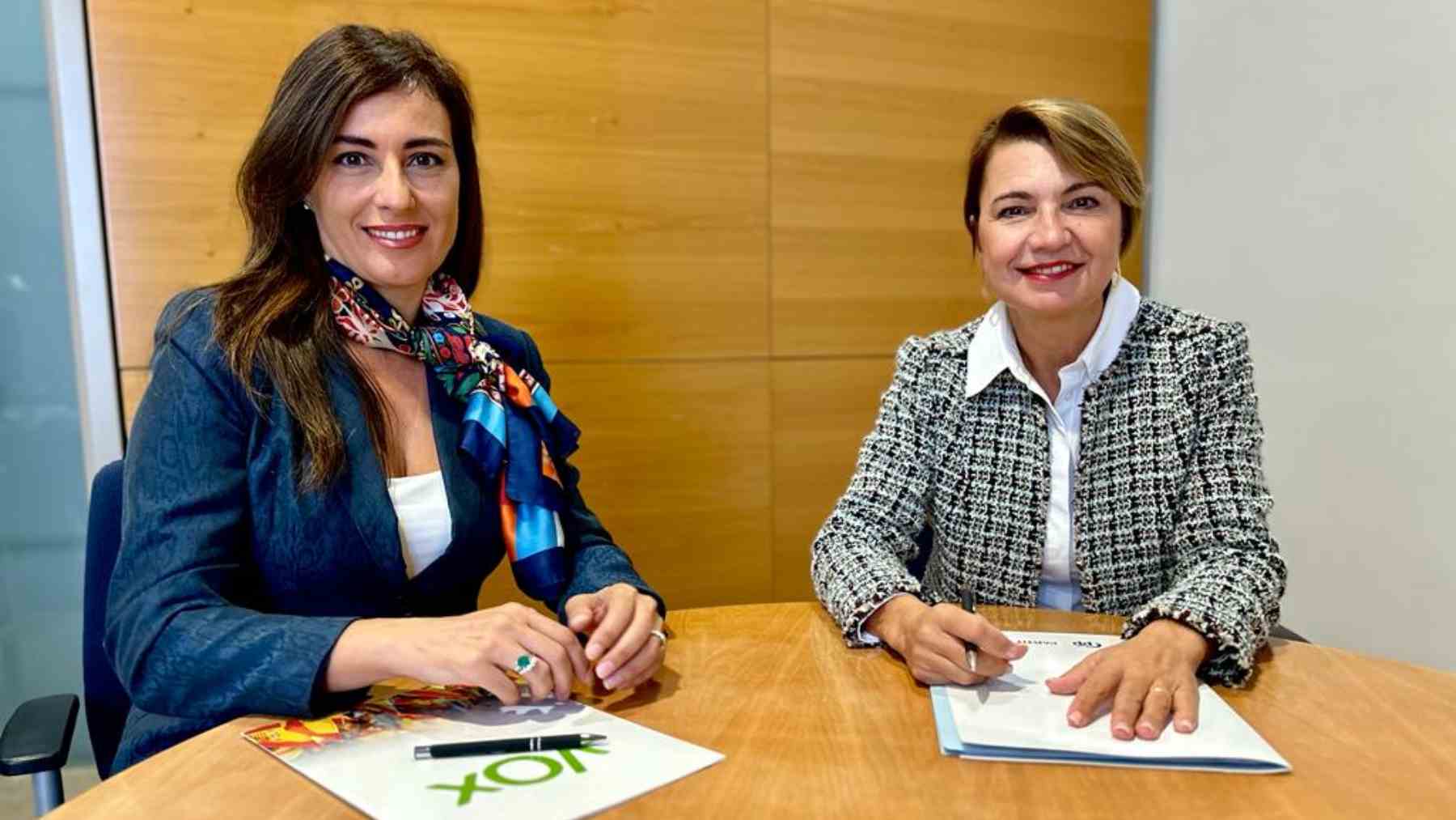 La portavoz de Vox en el Parlament balear, Idoia Ribas, y la portavoz adjunta del PP, Marga Durán.