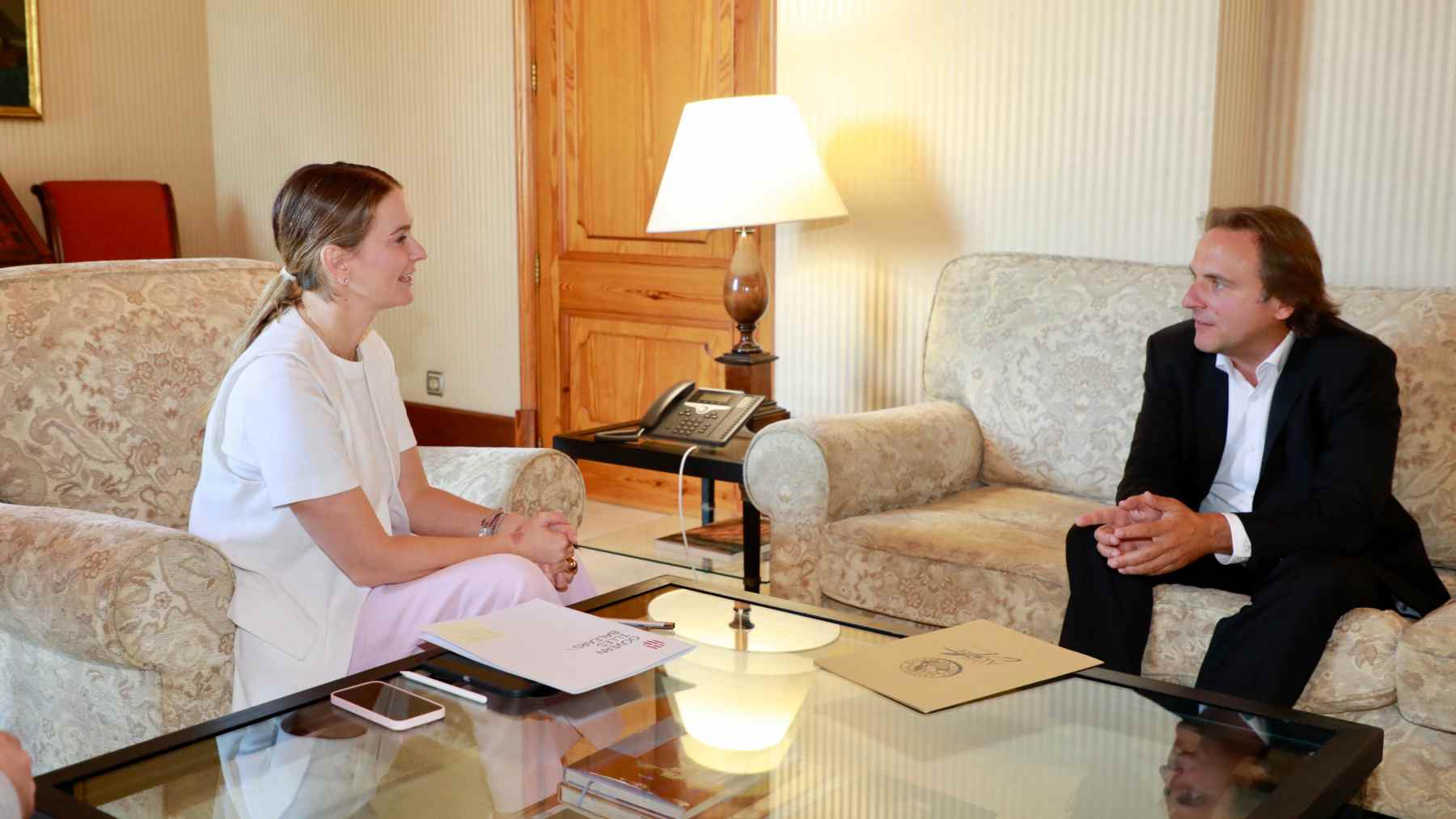 La presidenta del Govern, Marga Prohens, con el presidente de la entidad independentista OCB, Joan Miralles.