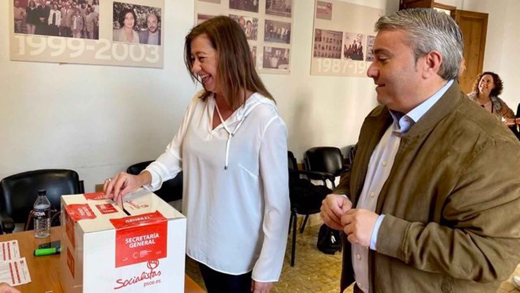 La secretaria general del PSIB-PSOE y presidenta del Congreso, Francina Armengo, votando hoy en Inca.