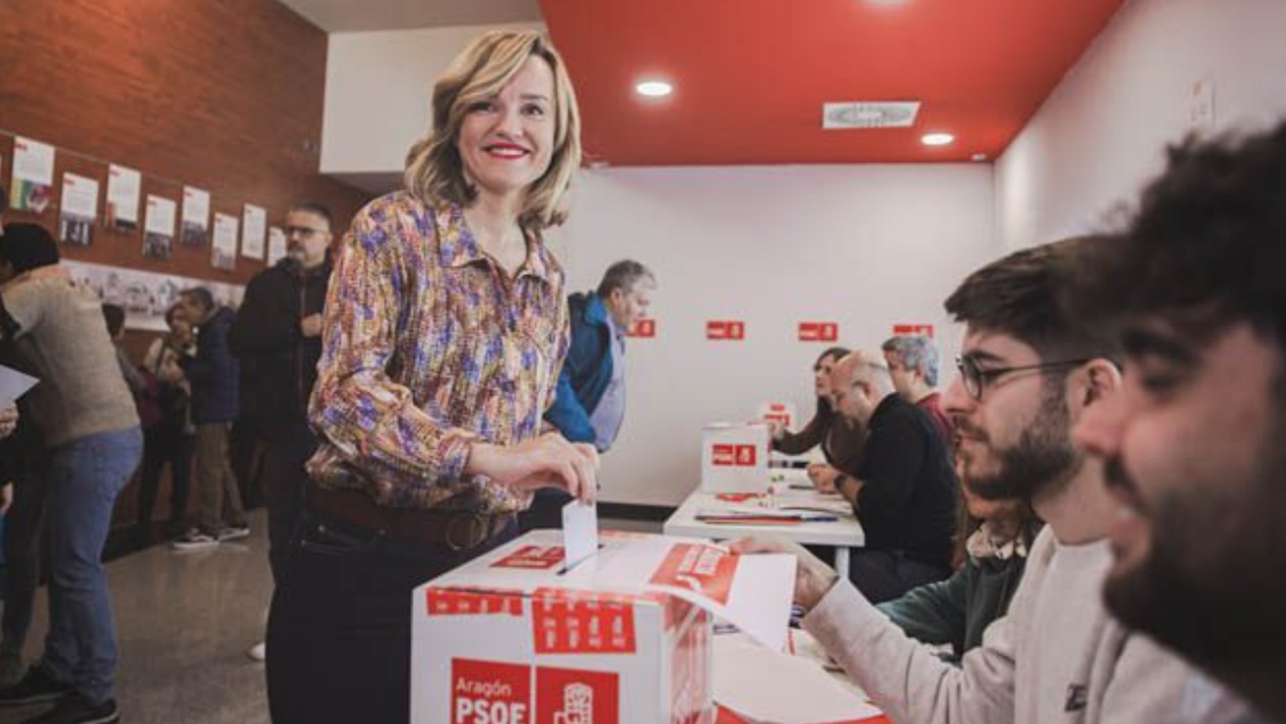 La ministra socialista Pilar Alegría, votando este sábado a favor de los pactos que incluyen la amnistía. (Foto: PSOE)