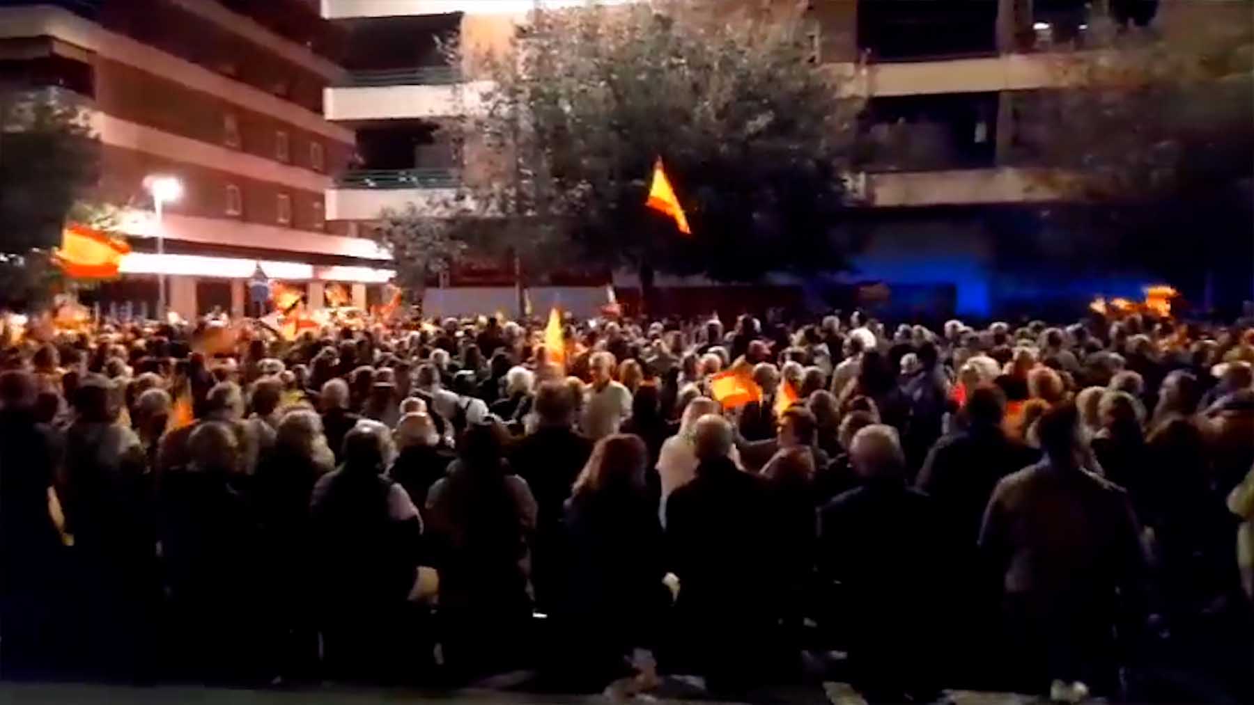Miles de personas frente a la sede del PSOE en Córdoba.