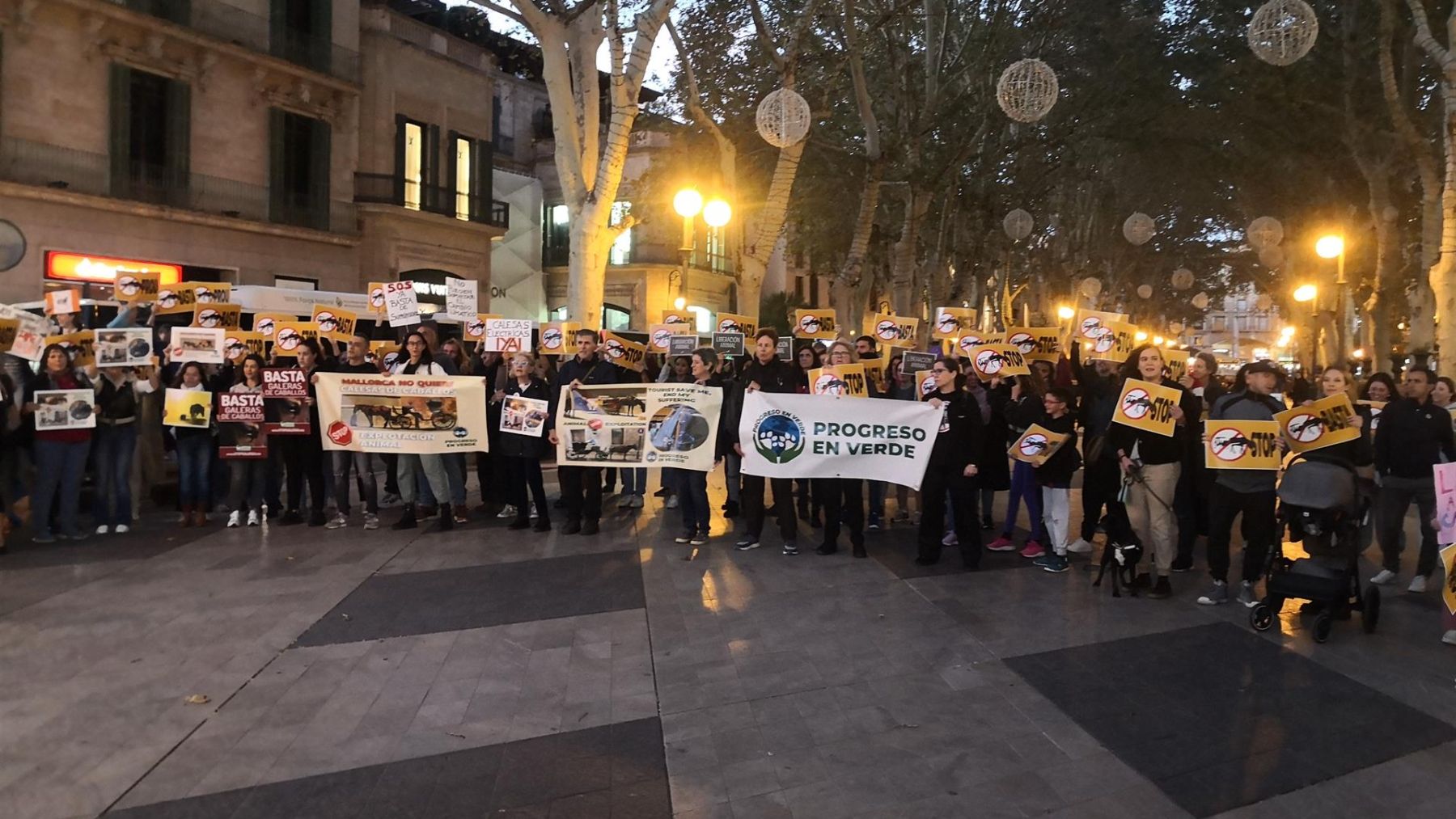 Animalistas protestan en Palma contra la explotación de los caballos.